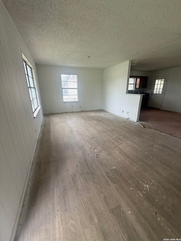 1025 BOWEN ST, Pleasanton, TX 78064