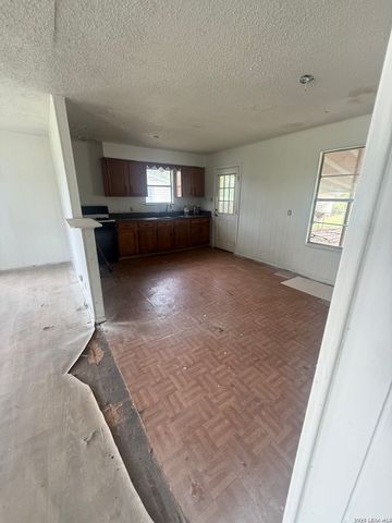 1025 BOWEN ST, Pleasanton, TX 78064