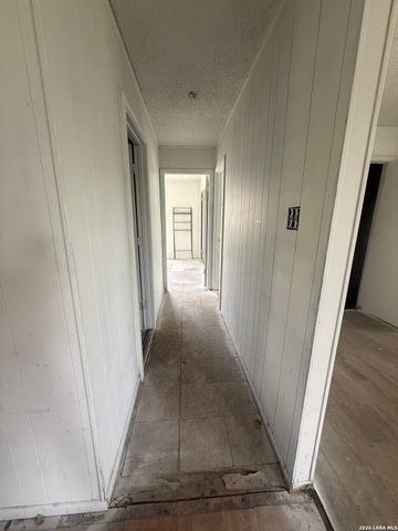 1025 BOWEN ST, Pleasanton, TX 78064