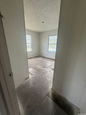 1025 BOWEN ST, Pleasanton, TX 78064