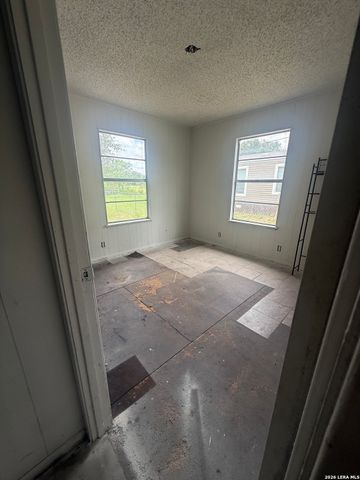 1025 BOWEN ST, Pleasanton, TX 78064