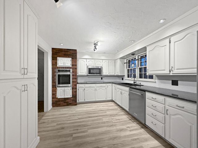 2118 S Catalina Avenue, Springfield, MO 65804