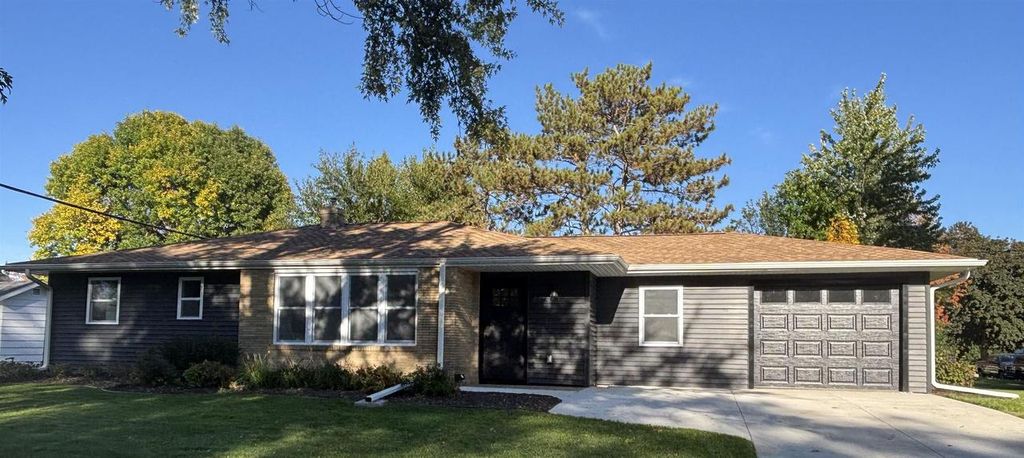 828 N Harmony Drive, Janesville, WI 53545