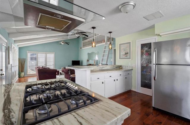 12 S Sandpiper Street, La Marque, TX 77568