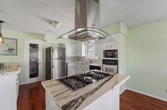 12 S Sandpiper Street, La Marque, TX 77568