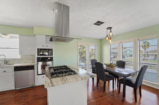 12 S Sandpiper Street, La Marque, TX 77568