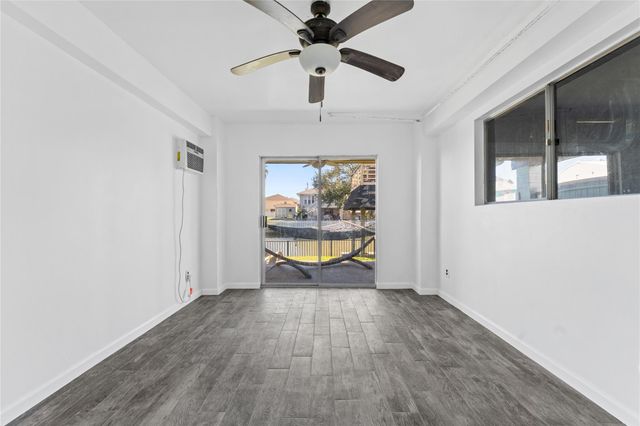 12 S Sandpiper Street, La Marque, TX 77568