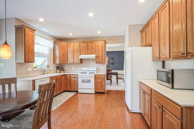 7 LAMBOURN, Sewell, NJ 08080