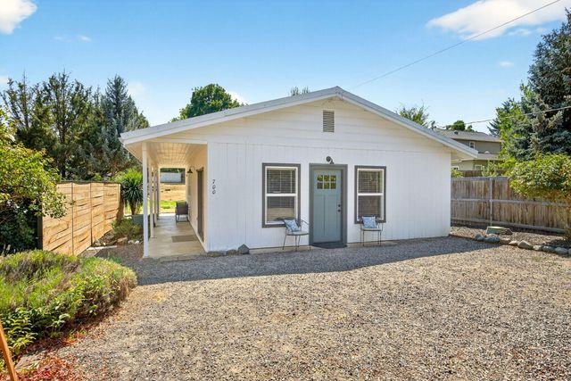 700 Hueners Lane, Jacksonville, OR 97530
