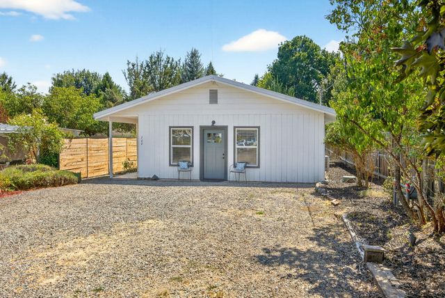 700 Hueners Lane, Jacksonville, OR 97530