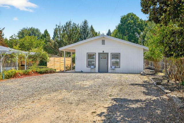 700 Hueners Lane, Jacksonville, OR 97530