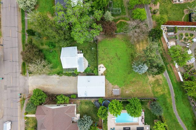 700 Hueners Lane, Jacksonville, OR 97530