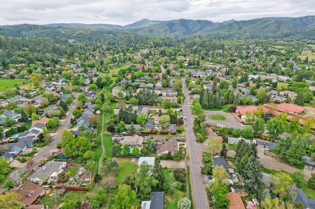 700 Hueners Lane, Jacksonville, OR 97530