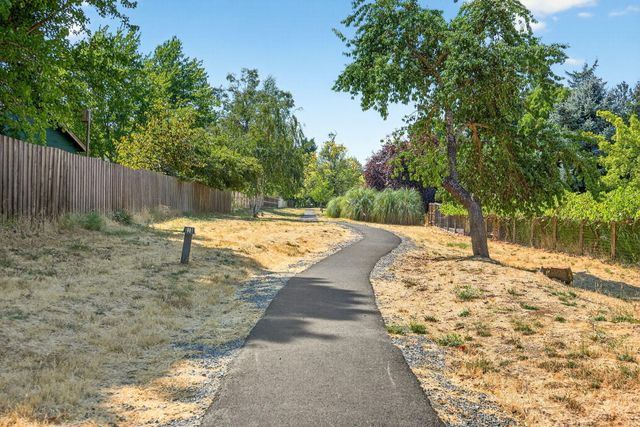 700 Hueners Lane, Jacksonville, OR 97530