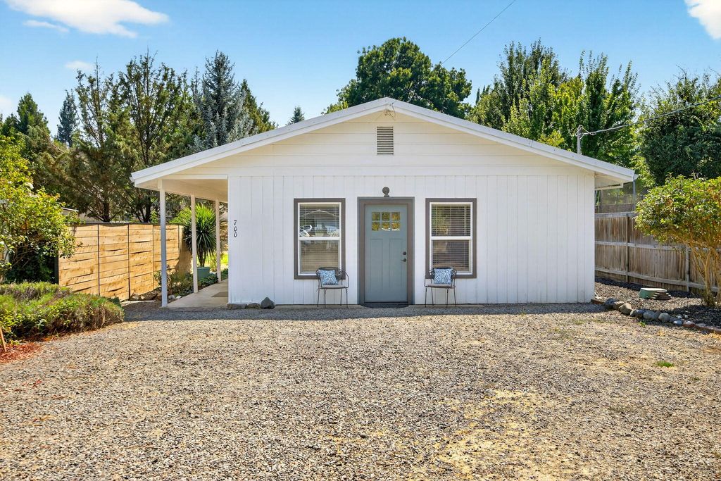 700 Hueners Lane, Jacksonville, OR 97530