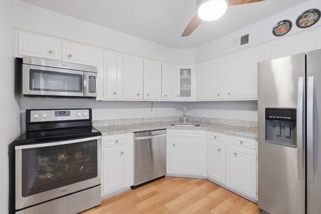 2046 Saint Johns Avenue 3E, Highland Park, IL 60035