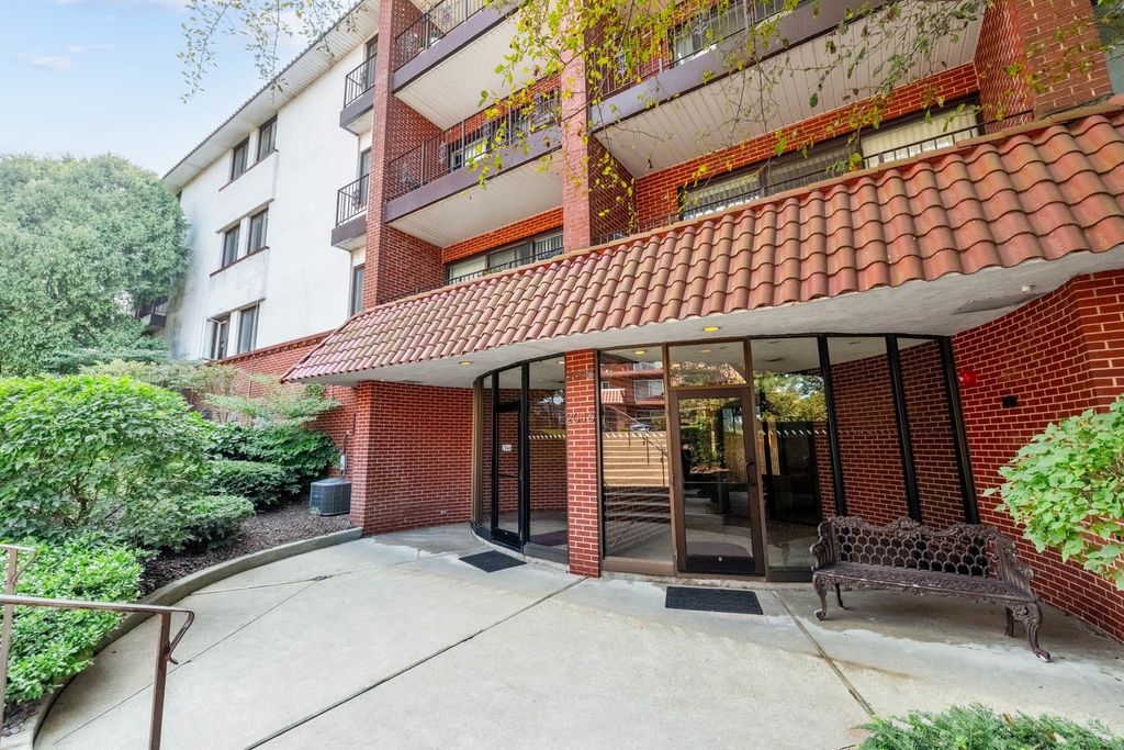 2046 Saint Johns Avenue 3E, Highland Park, IL 60035