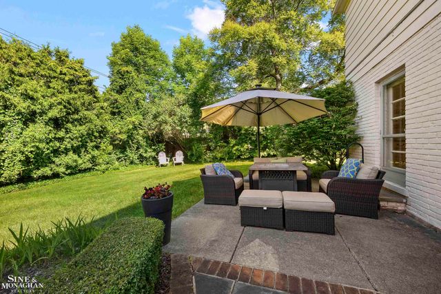 11 Wellington Place, Grosse Pointe, MI 48230