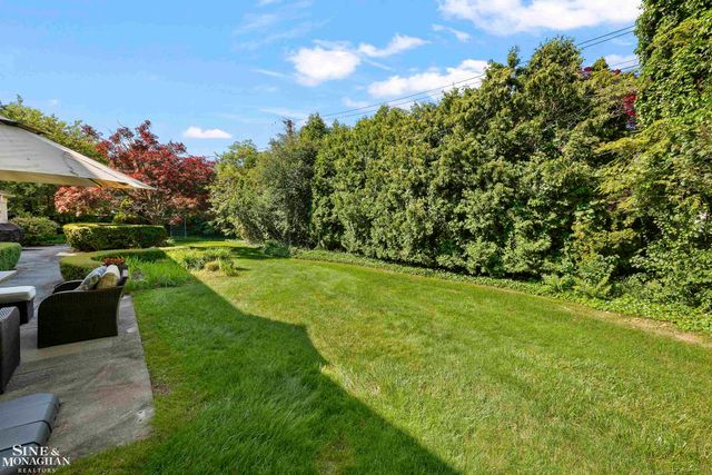11 Wellington Place, Grosse Pointe, MI 48230