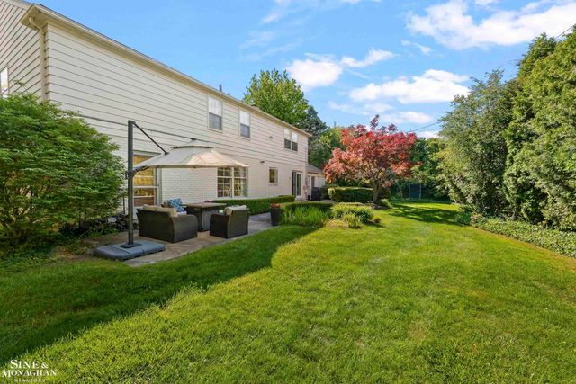 11 Wellington Place, Grosse Pointe, MI 48230