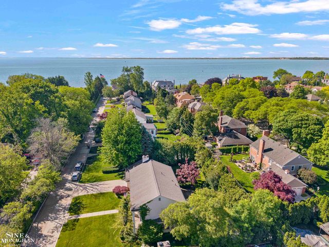 11 Wellington Place, Grosse Pointe, MI 48230