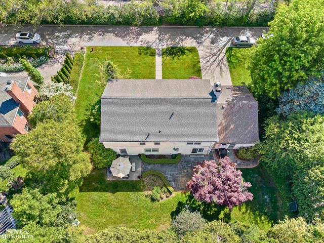11 Wellington Place, Grosse Pointe, MI 48230