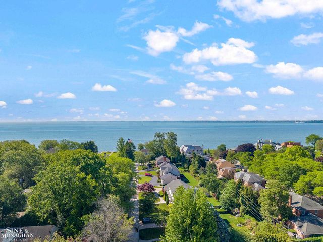 11 Wellington Place, Grosse Pointe, MI 48230