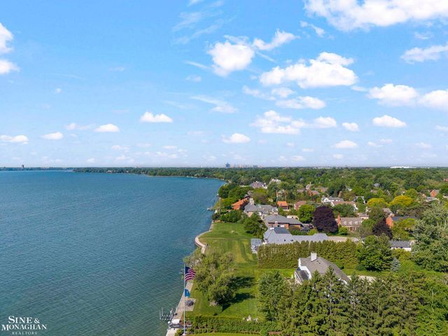 11 Wellington Place, Grosse Pointe, MI 48230