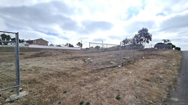 323 Hill Dr, Vista, CA 92083