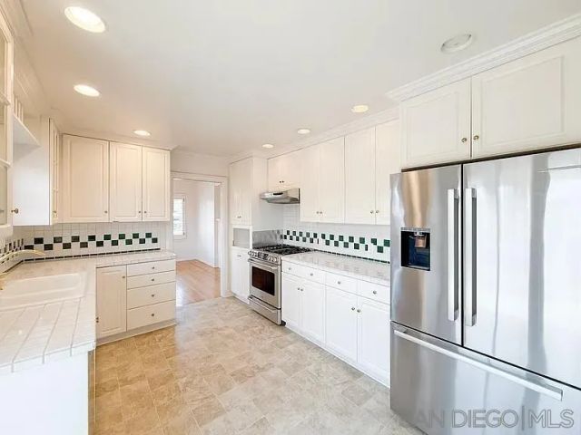 323 Hill Dr, Vista, CA 92083