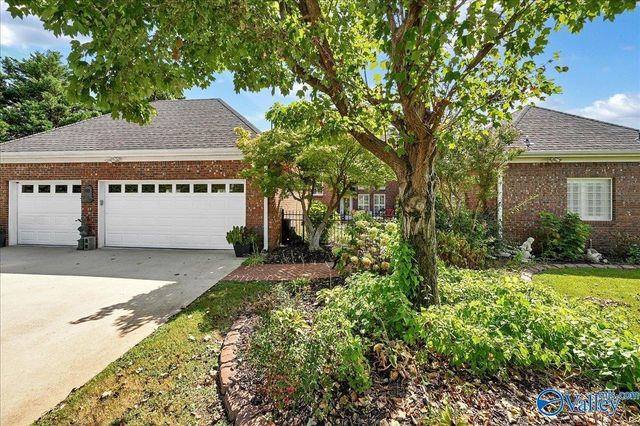 901 Parkside Court, Decatur, AL 35601