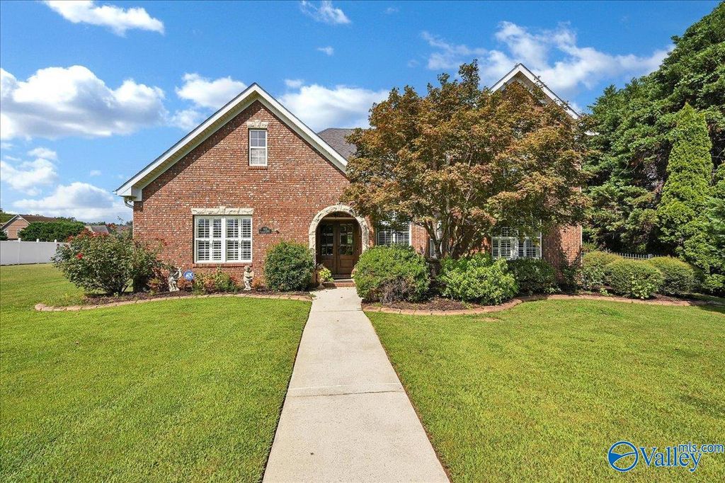 901 Parkside Court, Decatur, AL 35601