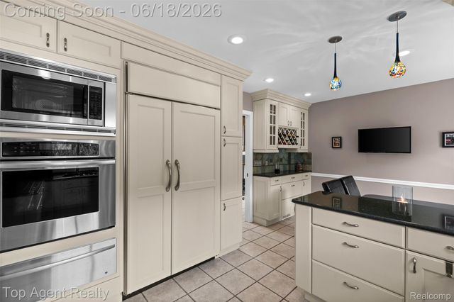 19700 Wilshire Boulevard, Beverly Hills Village, MI 48025