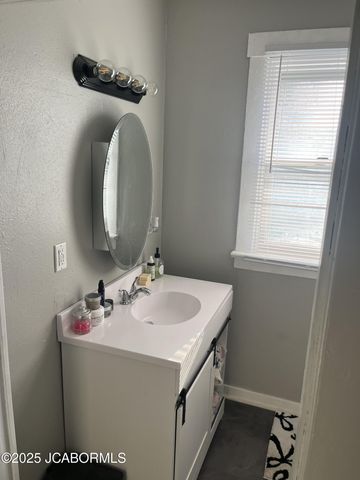 1122 E DUNKLIN STREET, Jefferson City, MO 65101