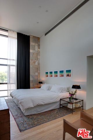 2726 Montana Avenue E, Santa Monica, CA 90403