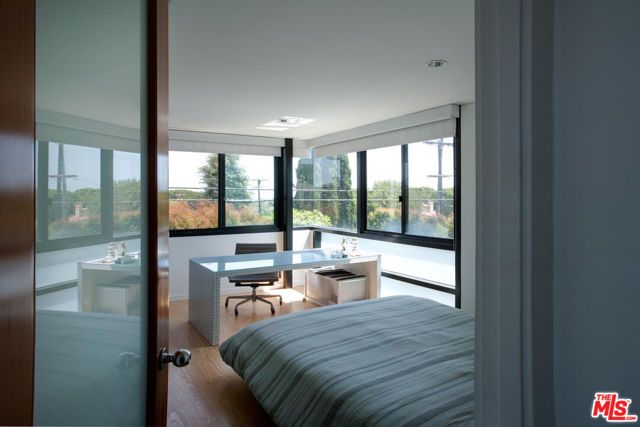 2726 Montana Avenue E, Santa Monica, CA 90403