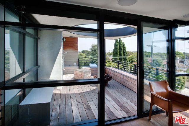 2726 Montana Avenue E, Santa Monica, CA 90403