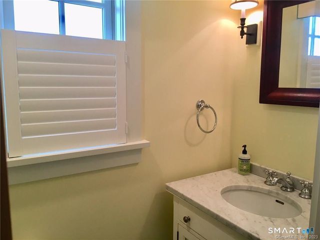 33 Ridgewood Avenue, Madison, CT 06443