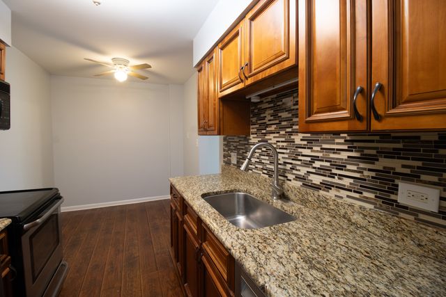 502 W Huntington Commons Road 339, Mount Prospect, IL 60056
