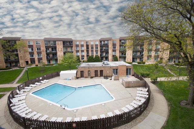502 W Huntington Commons Road 339, Mount Prospect, IL 60056