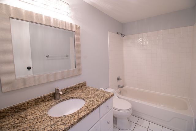 502 W Huntington Commons Road 339, Mount Prospect, IL 60056