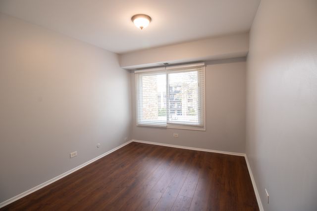 502 W Huntington Commons Road 339, Mount Prospect, IL 60056