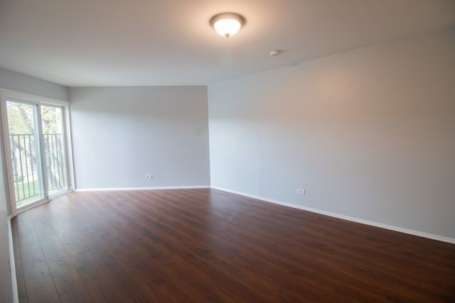 502 W Huntington Commons Road 339, Mount Prospect, IL 60056