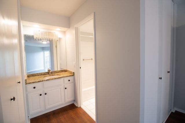 502 W Huntington Commons Road 339, Mount Prospect, IL 60056