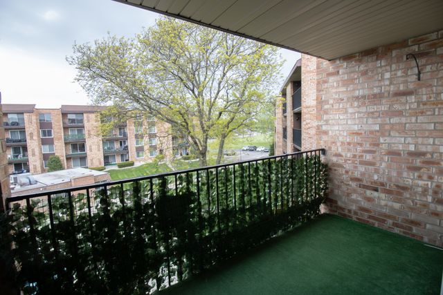 502 W Huntington Commons Road 339, Mount Prospect, IL 60056