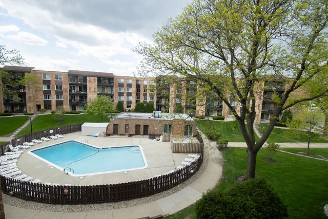 502 W Huntington Commons Road 339, Mount Prospect, IL 60056