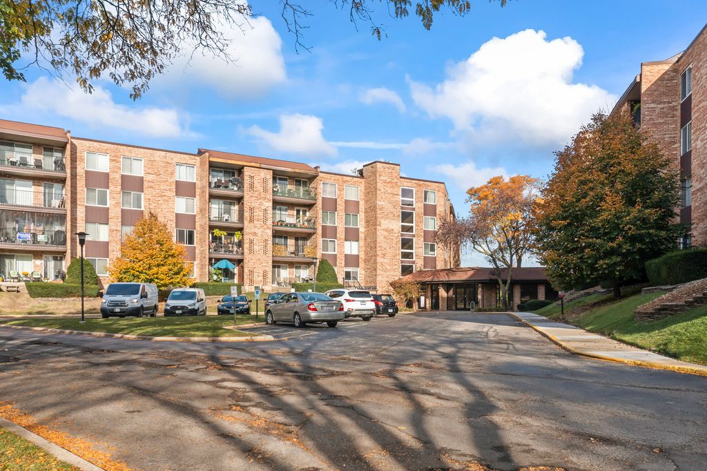 502 W Huntington Commons Road 339, Mount Prospect, IL 60056
