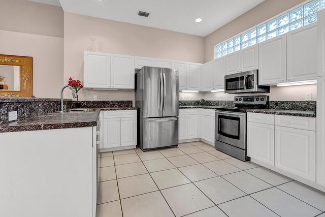 292 Canterbury Dr E., Palm Beach Gardens, FL 33418