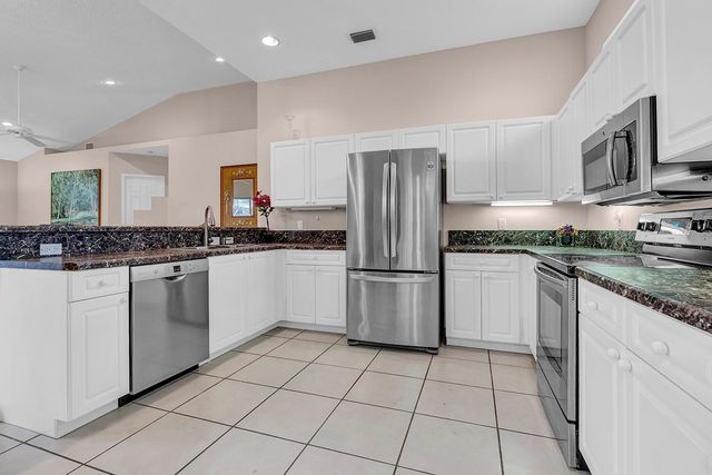 292 Canterbury Dr E., Palm Beach Gardens, FL 33418