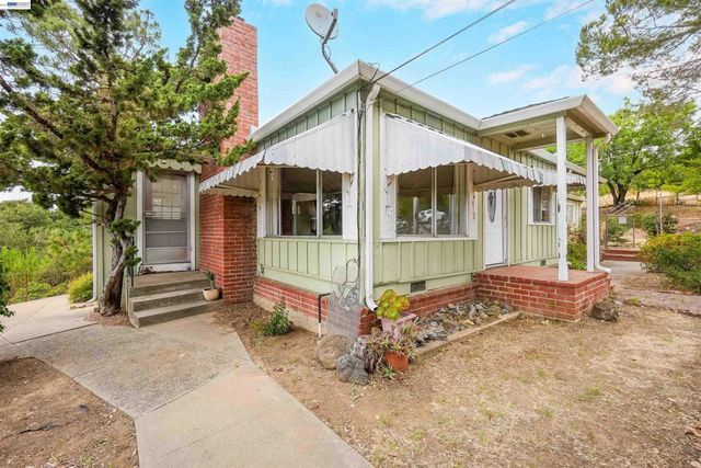 26027 Clover Rd, Hayward, CA 94542